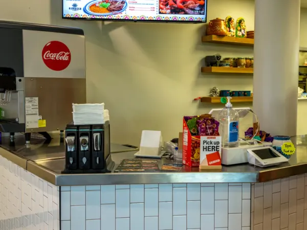 Mostrador con el menú del restaurante